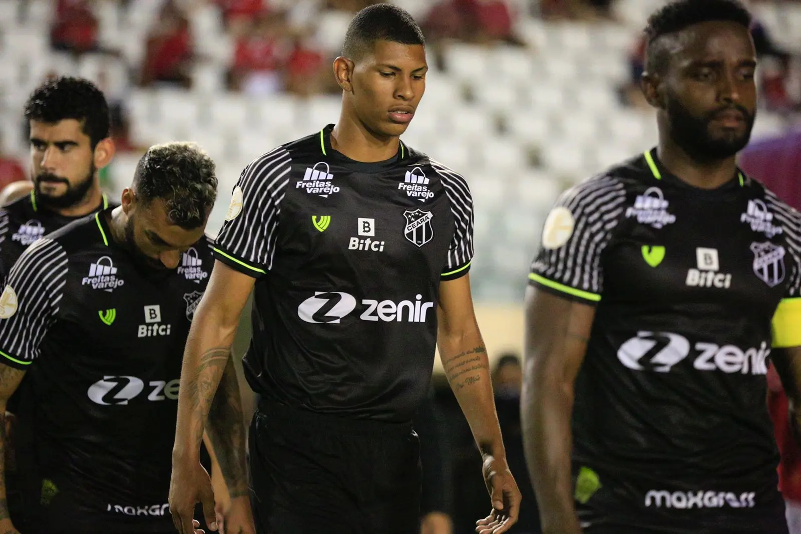 Marcos Victor na entrada de campo com o elenco do Ceará