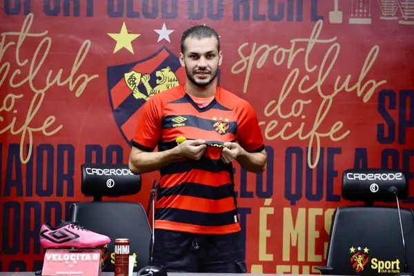 Pedro Naressi mostra camisa do Sport em apresentação