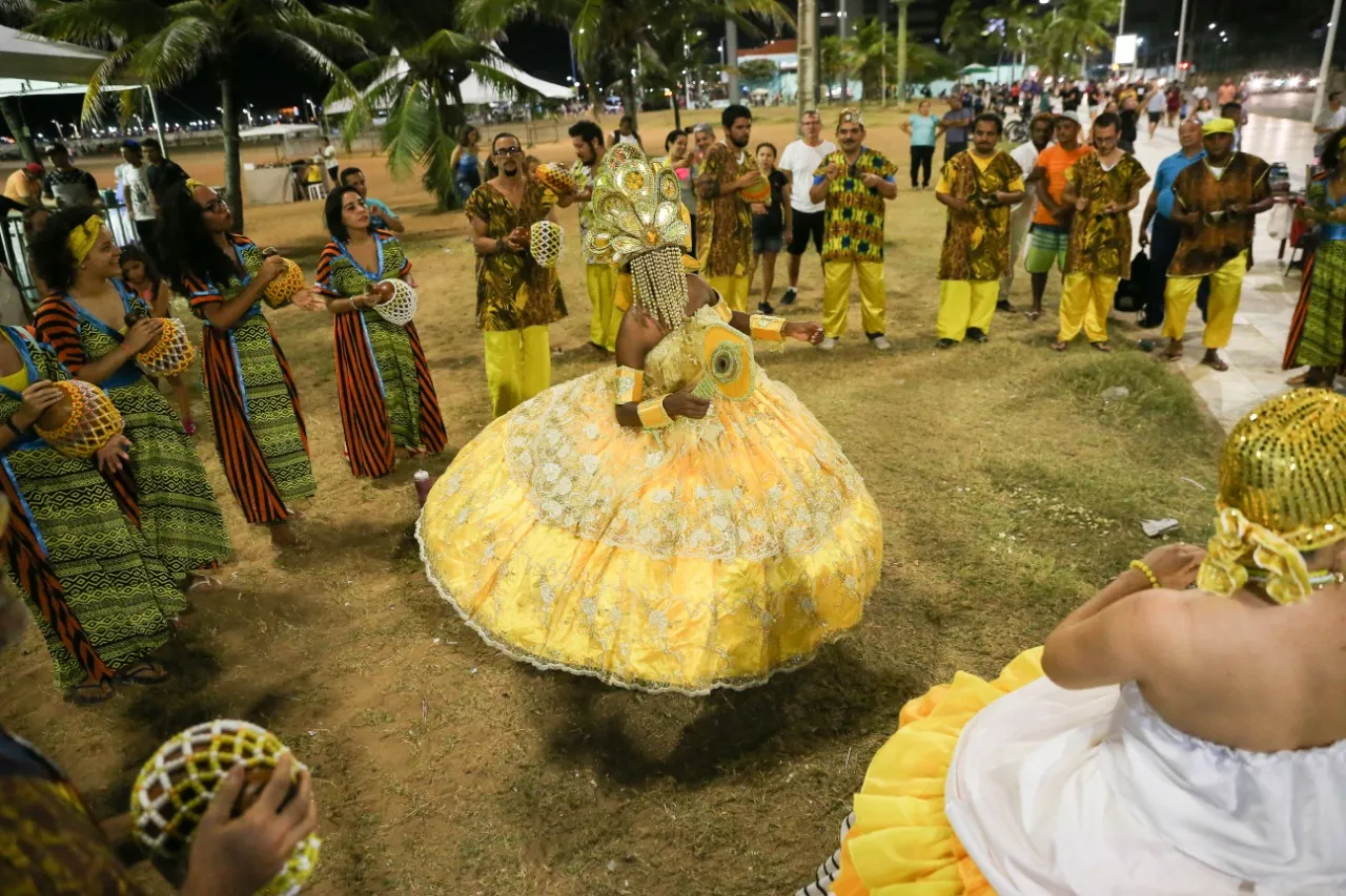 Festas costumam envolver danças, cânticos e rituais próprios