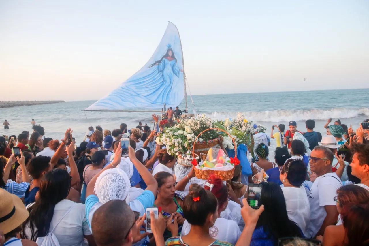 Concentração no litoral de Fortaleza para festejar Iemanjá