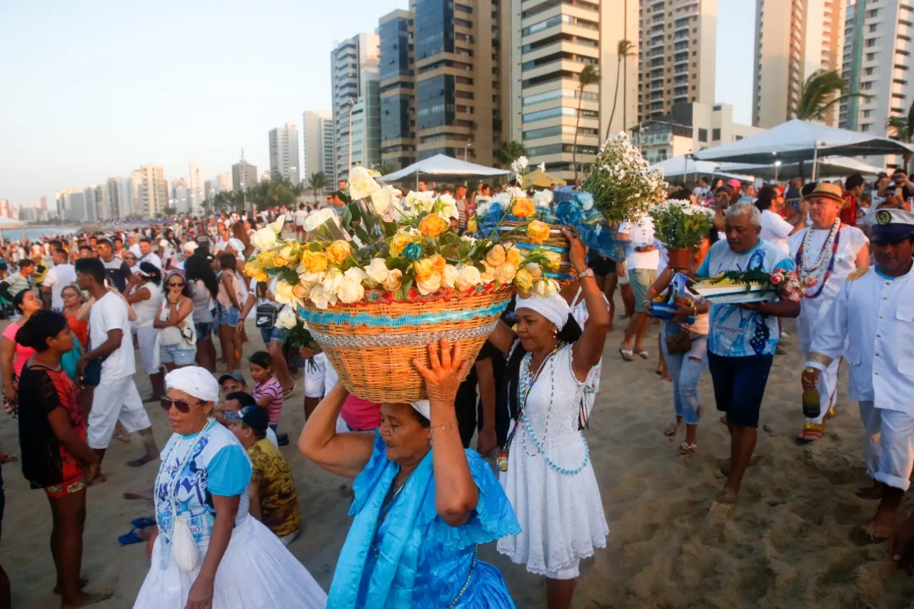 A senhora dos oceanos gosta de velas brancas, rosas ou azuis, champanhe, calda de ameixa ou pêssego, arroz-doce, manjar, melão e rosas brancas