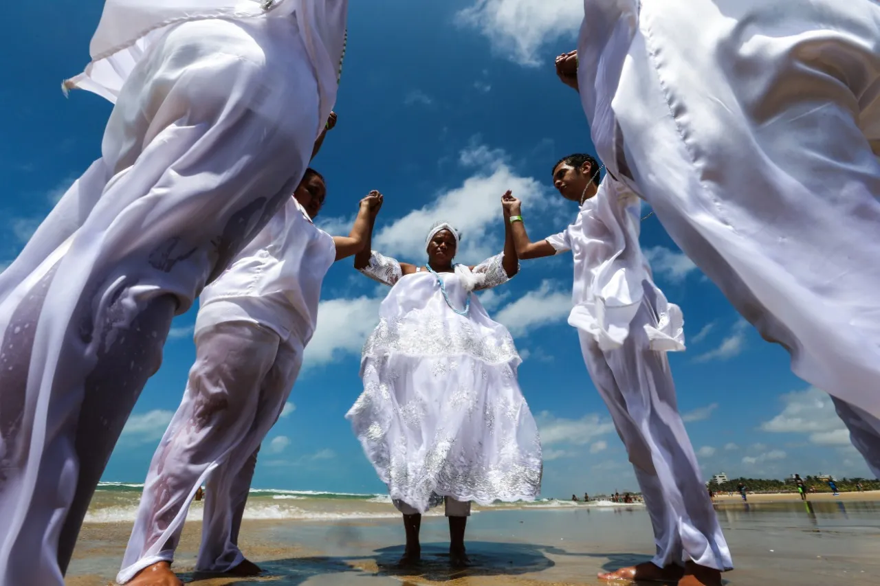 Para as religiões de matriz africana, como o Candomblé e a Umbanda, é Iemanjá quem decide o destino de todos aqueles que entram no mar
