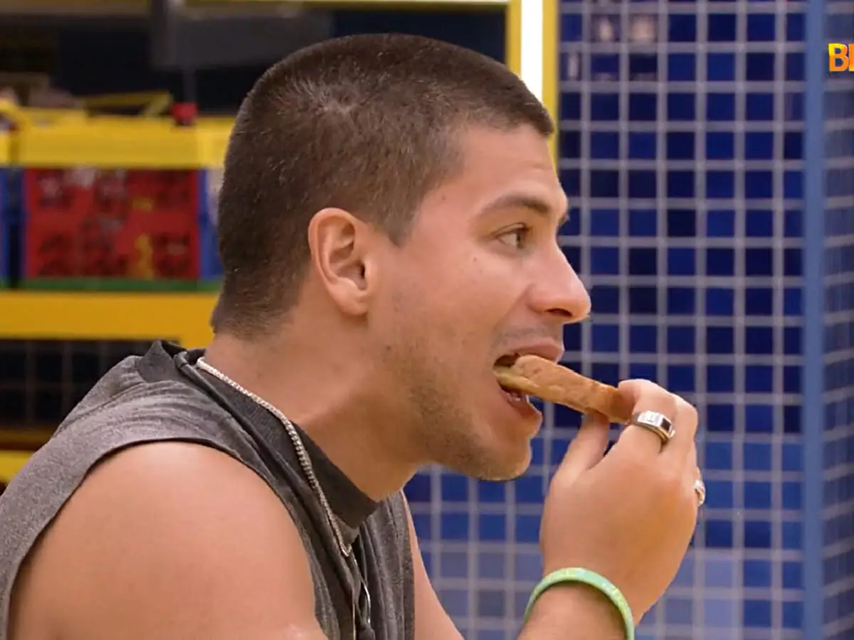 Arthur Aguiar comendo pão no BBB 22