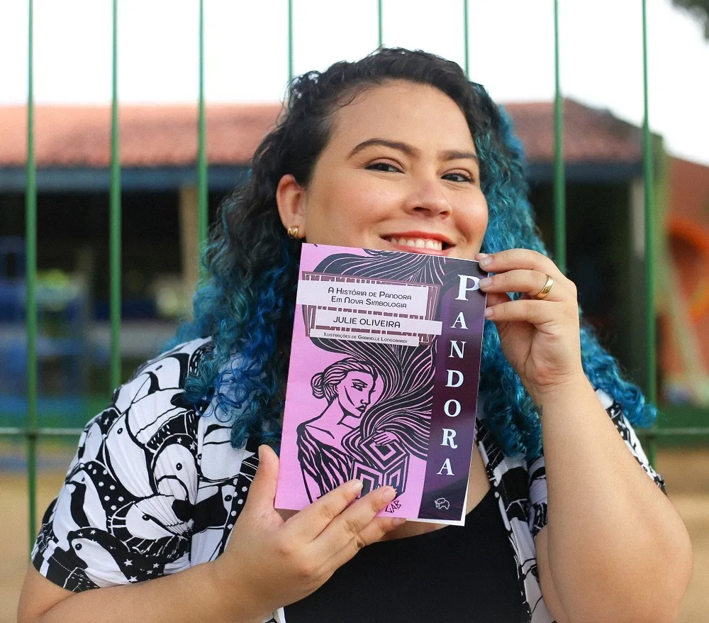 Neste mês, Julie Oliveira lança “A História de Pandora em nova Simbologia”, adaptação de um clássico universal