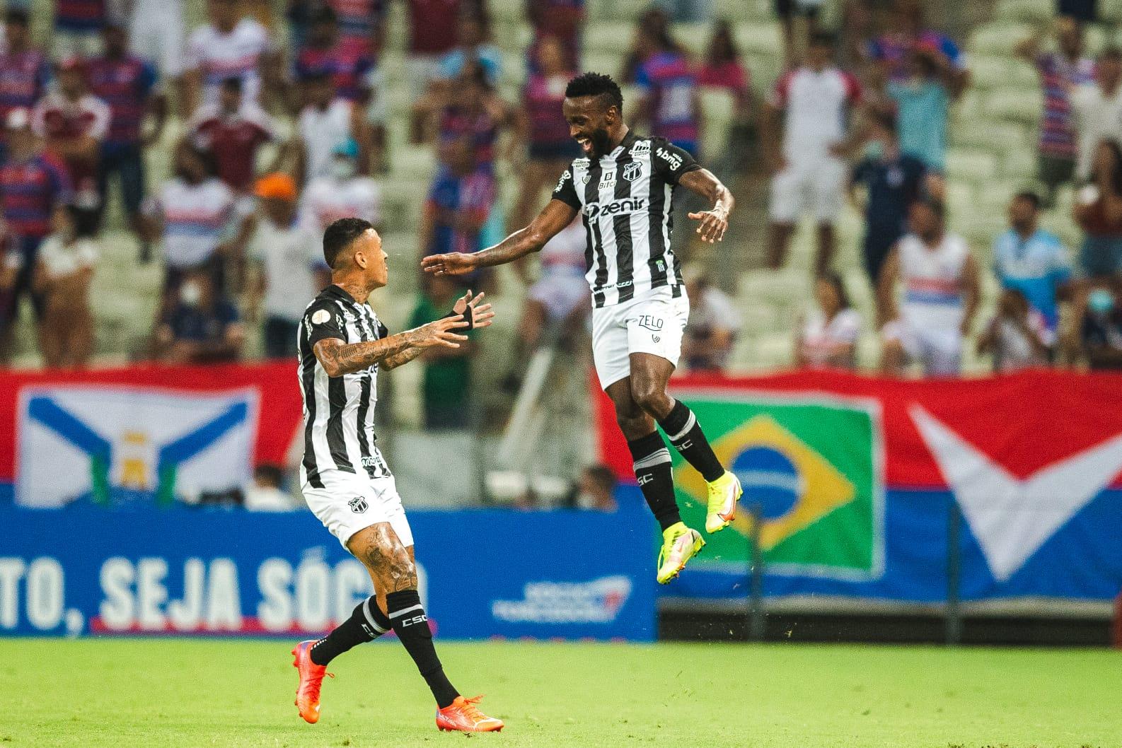 Mendoza pulando e comemorando gol marcado no Clássico-Rei