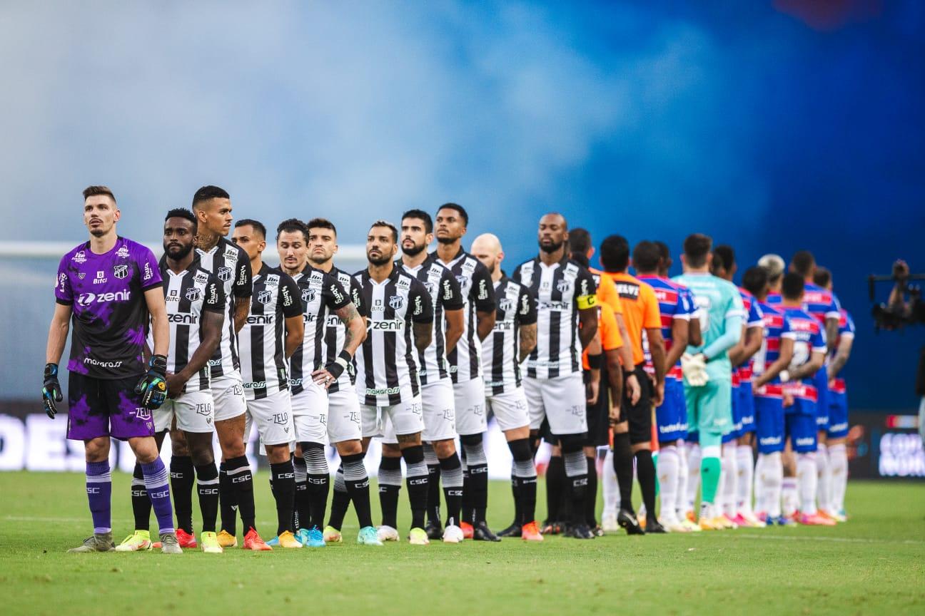 Atletas de Ceará e Fortaleza perfilados da Arena Castelão