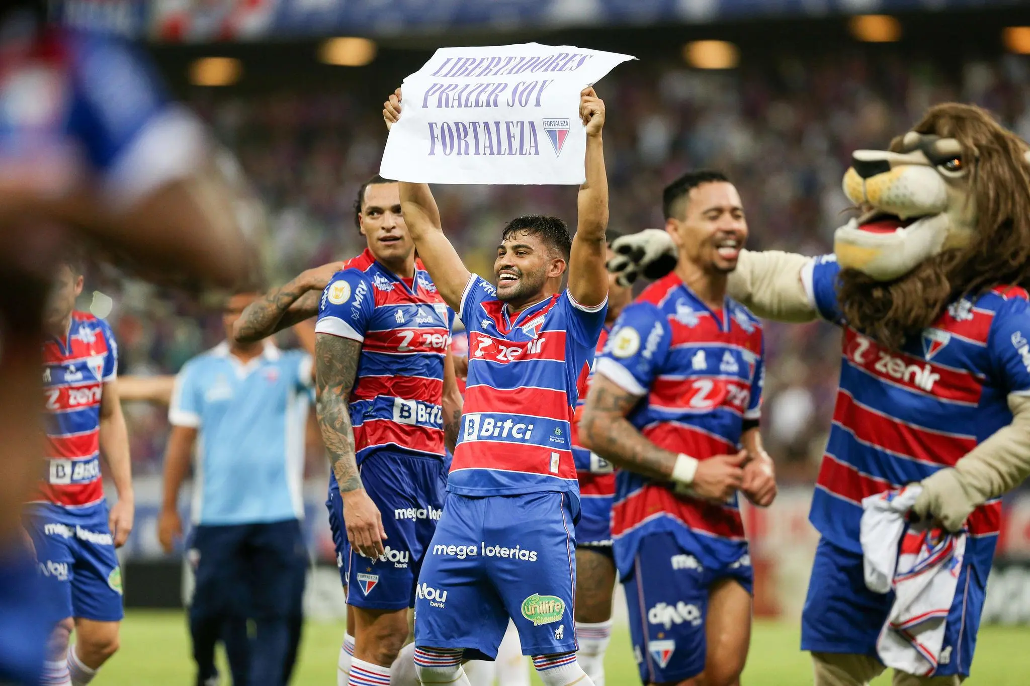 Atleta do Fortaleza exibe cartaz em comemoração pela vaga na Libertadores