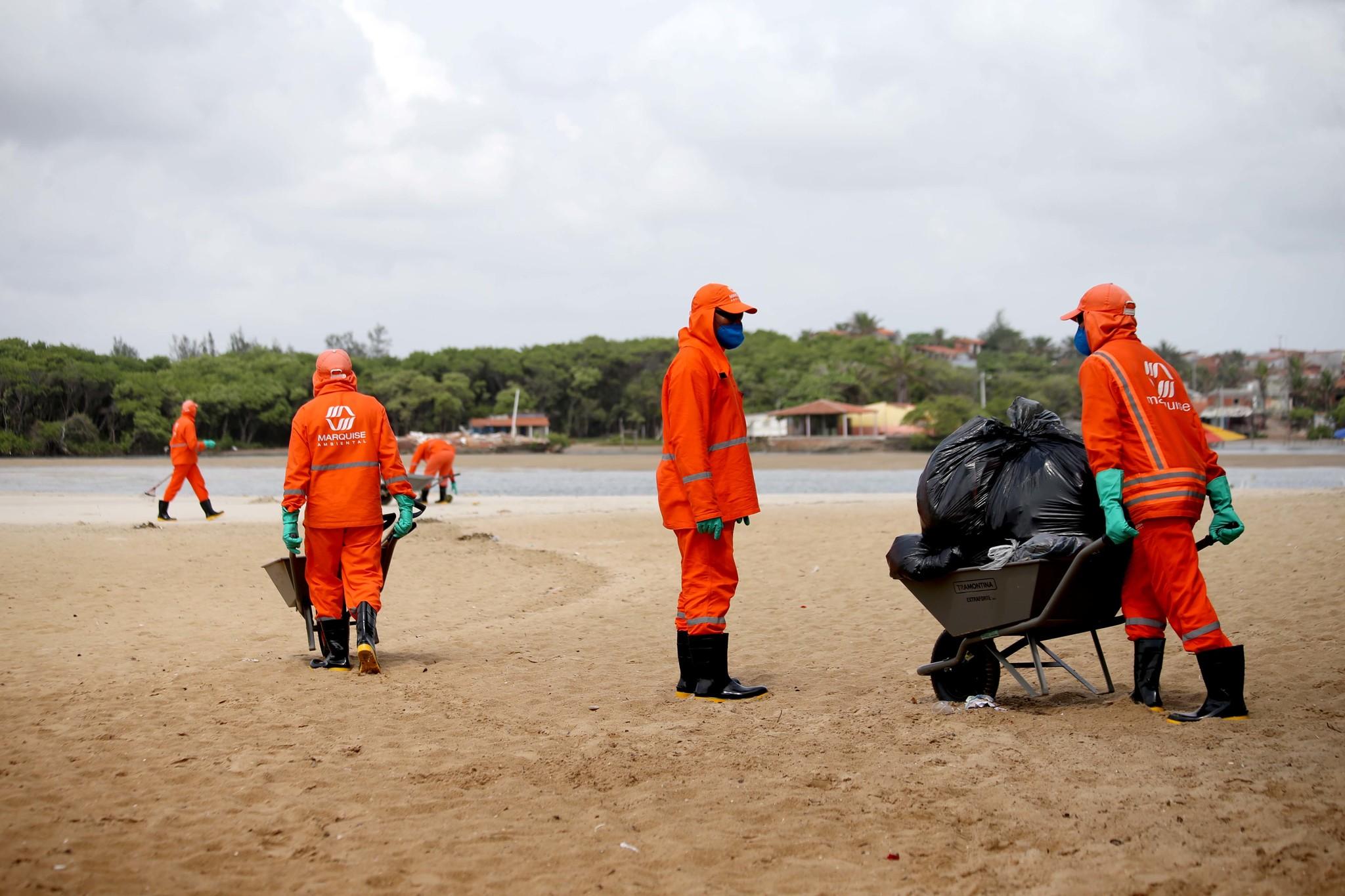 Funcionários limpam manchas de óleo de praia de Fortaleza em janeiro de 2022
