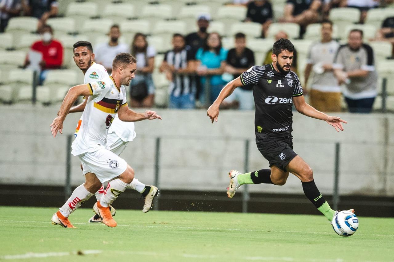 Zé Roberto conduz a bola em jogo do Ceará