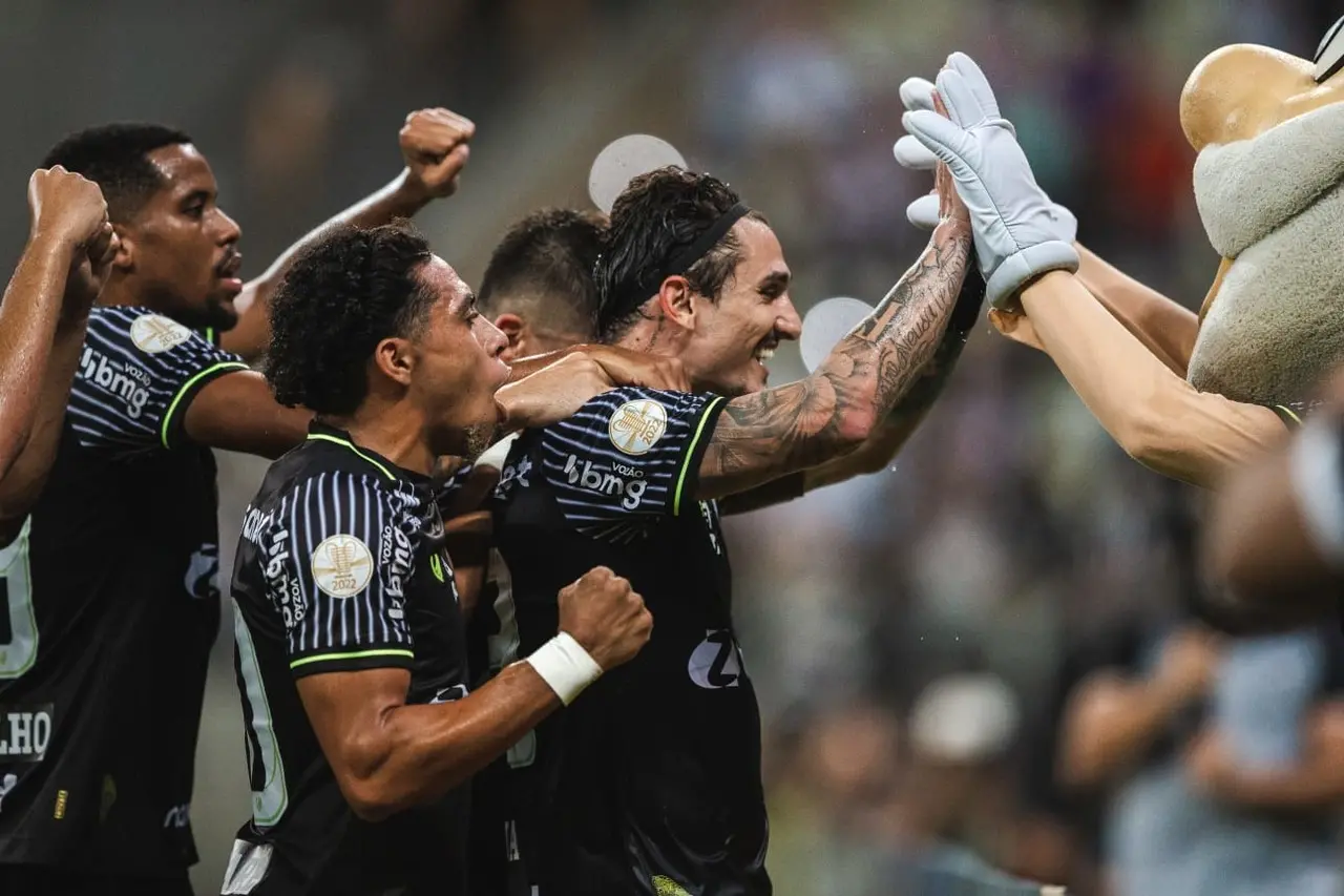 Elenco do Ceará comemora gol