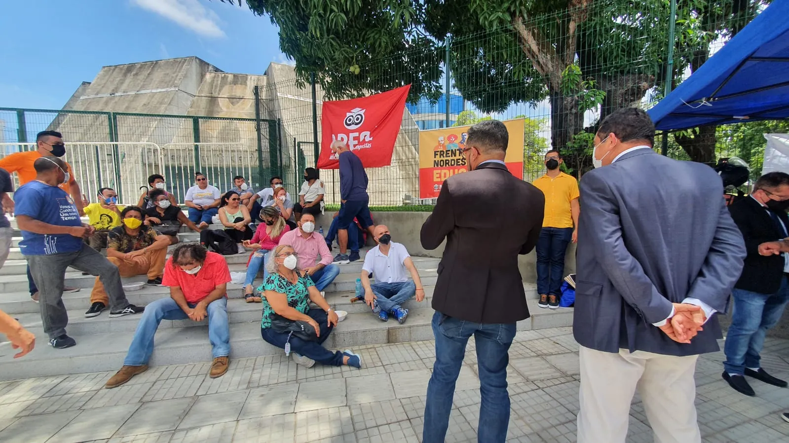 Manifestantes ligados ao sindicato da categoria se reuniram na frente da AL-CE durante a manhã