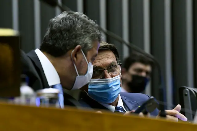 Bolsonaro conversa com Arthur Lira