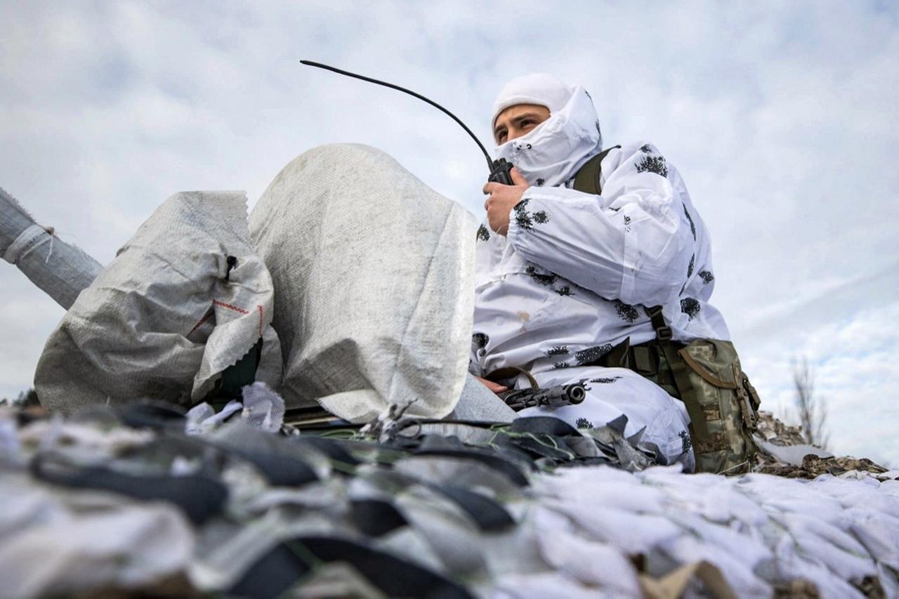 Esta foto de folheto tirada e divulgada pelo serviço de imprensa do Estado-Maior General das Forças Armadas da Ucrânia mostra militares ucranianos fazendo uma marcha de 200 quilômetros dia-noite-dia como parte do treinamento de combate na região de Chernihiv em 12 de fevereiro de 2022.