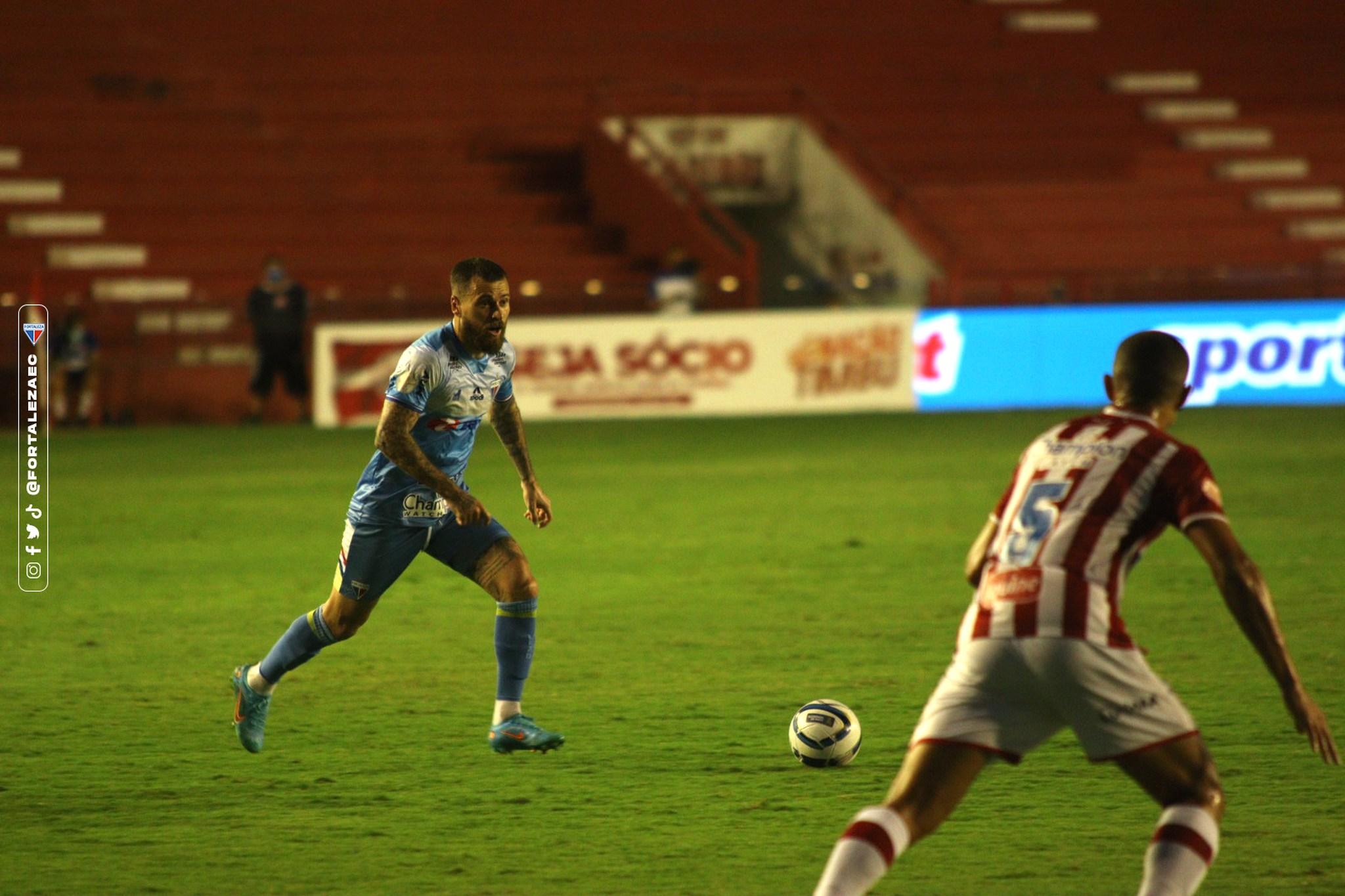 Lucas Lima com a bola em jogo contra o Náutico