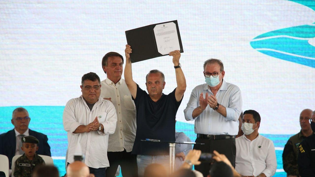 Ministro Rogério Marinho exibe assinatura após ordem de serviço no Ceará