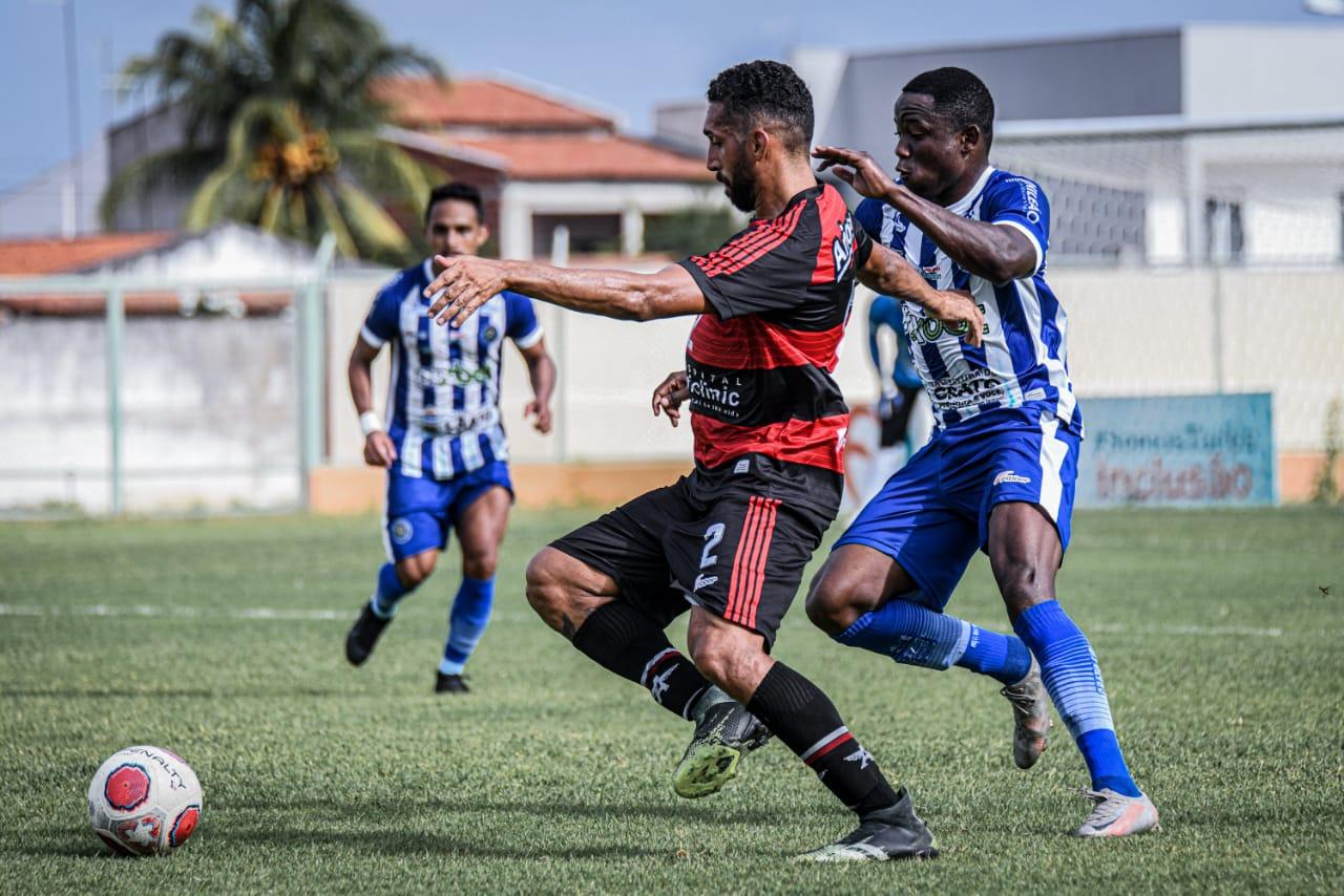 Atletas disputam bola em jogo do Campeonato Cearense