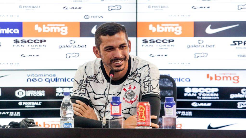 Bruno Melo sorri em apresentação no Corinthians