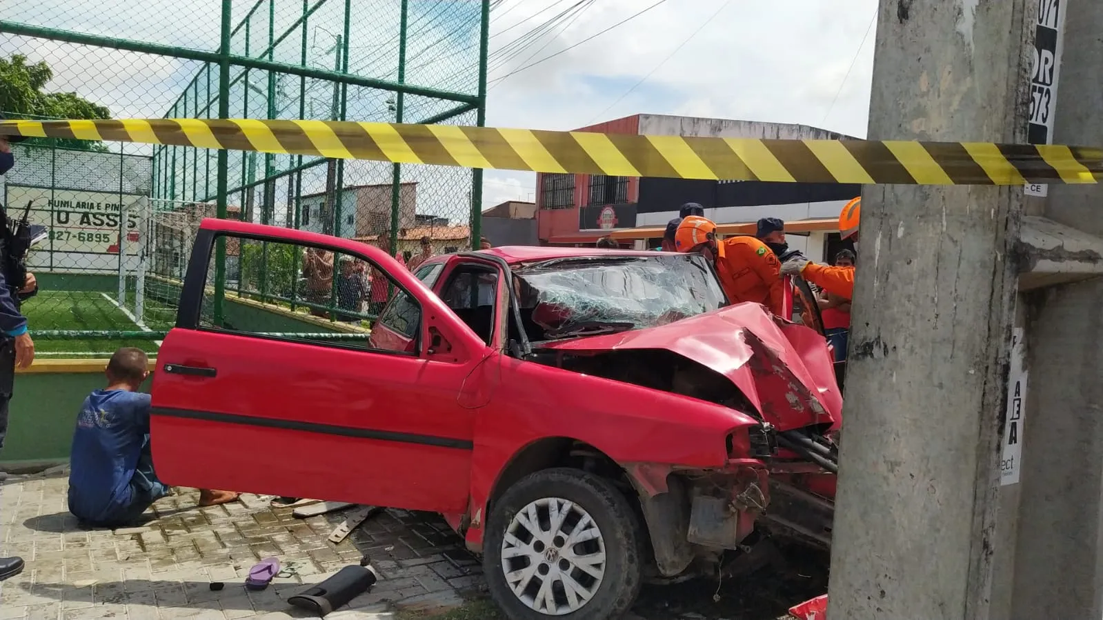 Bombeiros retiraram condutor das ferragens do veículo
