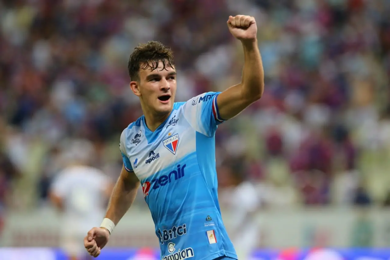 Depietri comemorando gol com braço levantado