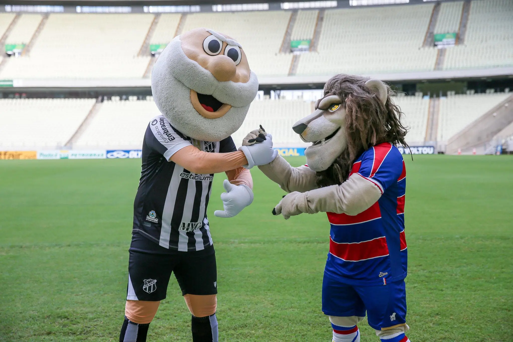 Mascotes de Ceará e Fortaleza apertam as mãos