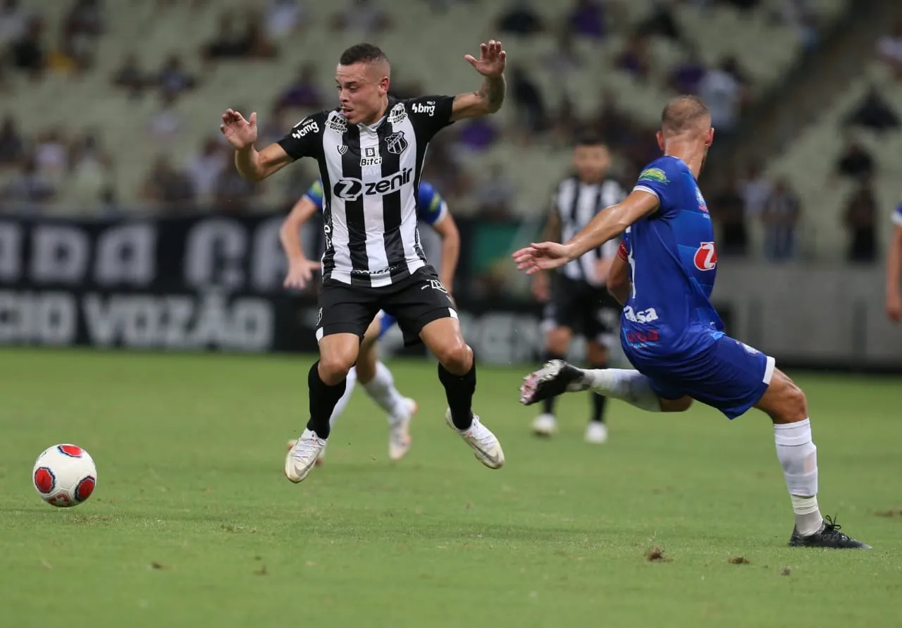 Kelvyn, lateral do Ceará, em ação durante jogo