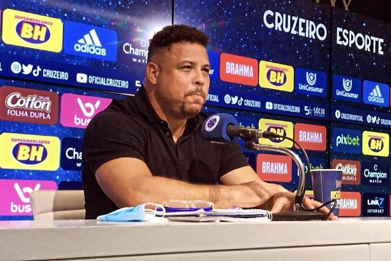 Ronaldo com semblante sério em apresentação no Cruzeiro