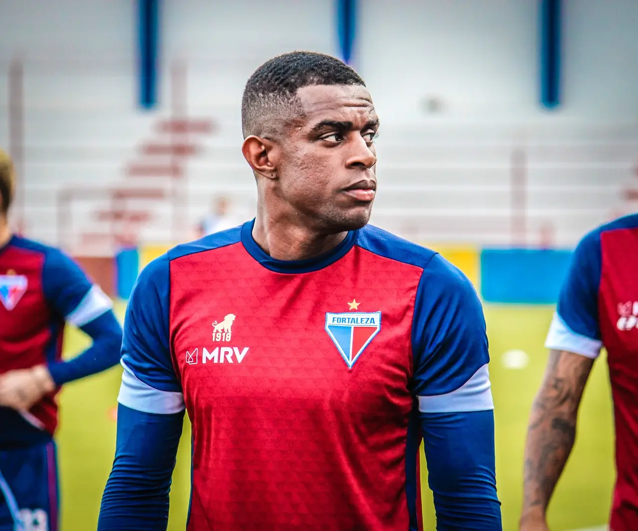 Marcelo Benevenuto com semblante sério em treino do Fortaleza