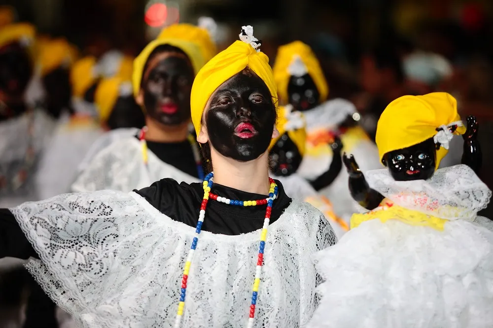 Desfile do Maracatu Nação Fortaleza antes da pandemia de Covid-19