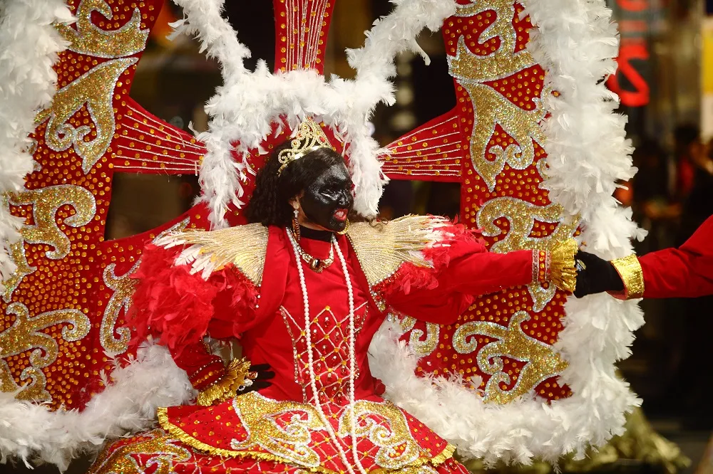 De acordo com Luiz Antônio Simas, um maracatu não desfila de forma gratuita: os grupos desfilam porque existem