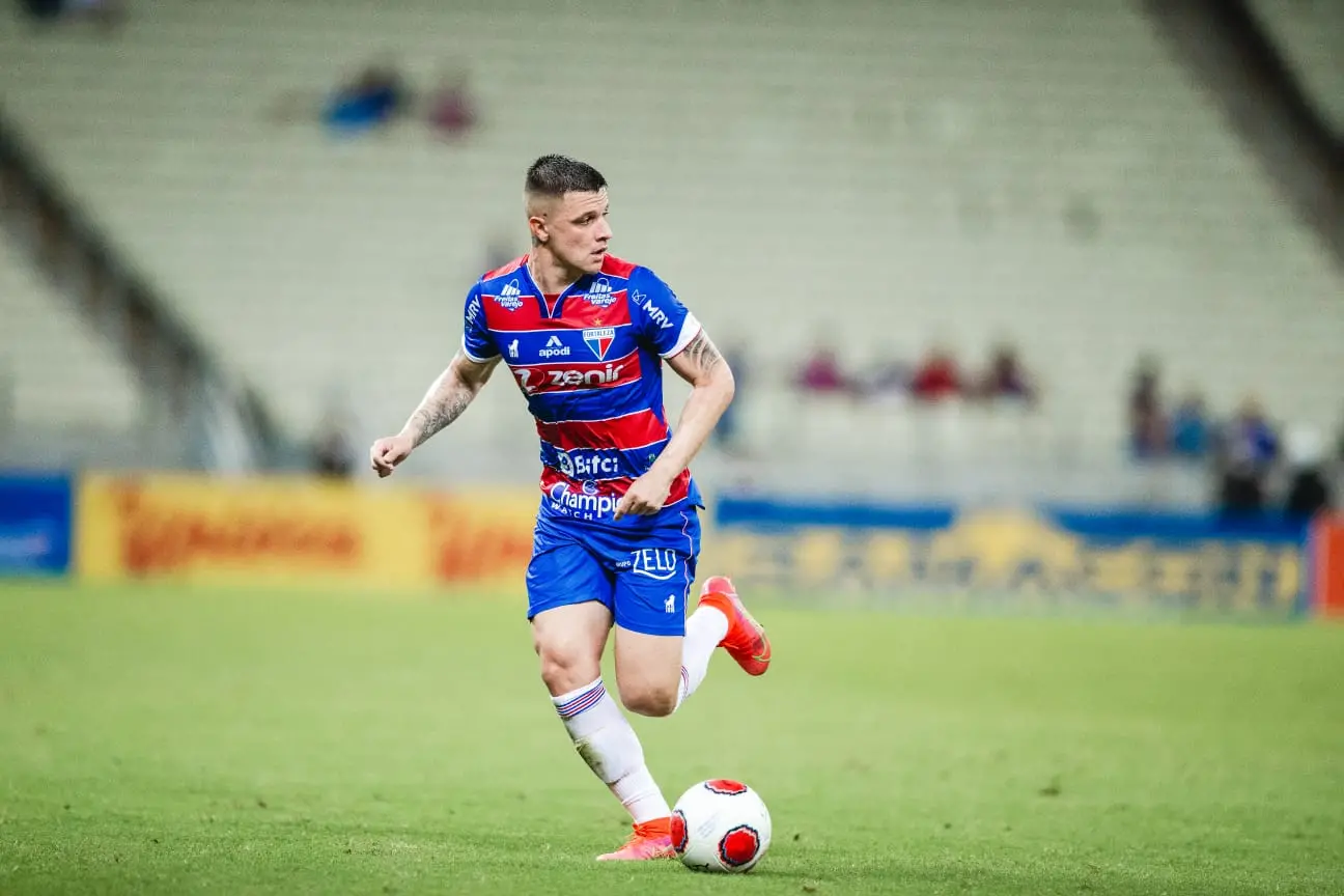 Renato Kayzer com a bola dominada em jogo do Fortaleza