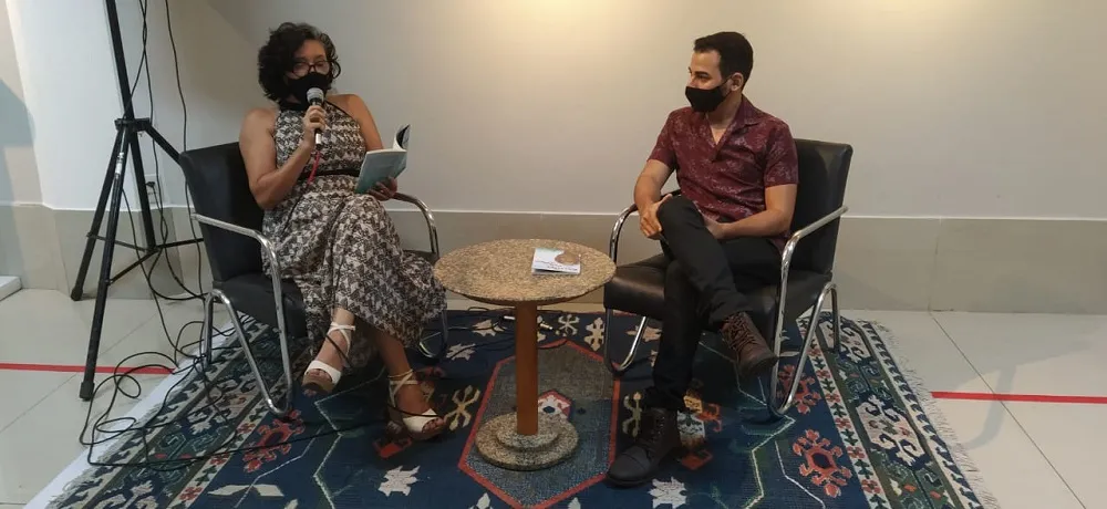 A escritora e antropóloga Argentina Castro, que assina o prefácio do livro de Rafael, ao lado do autor durante lançamento no Shopping Benfica