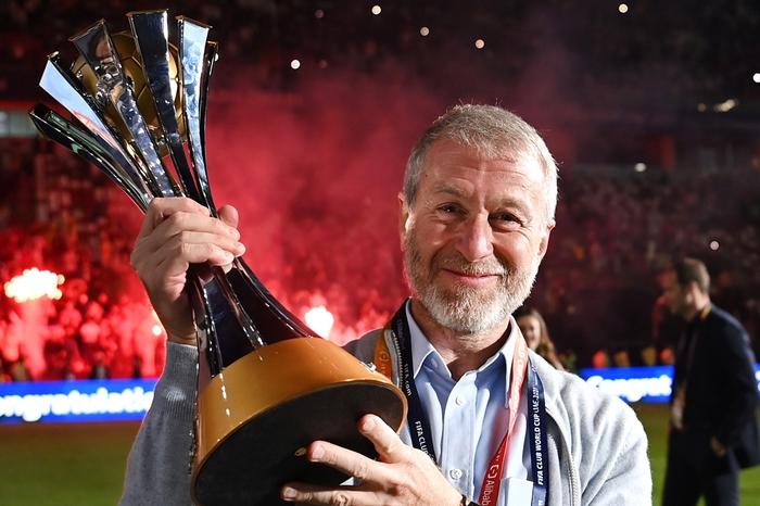 Abramovich segura troféu de Mundial de Clubes do Chelsea