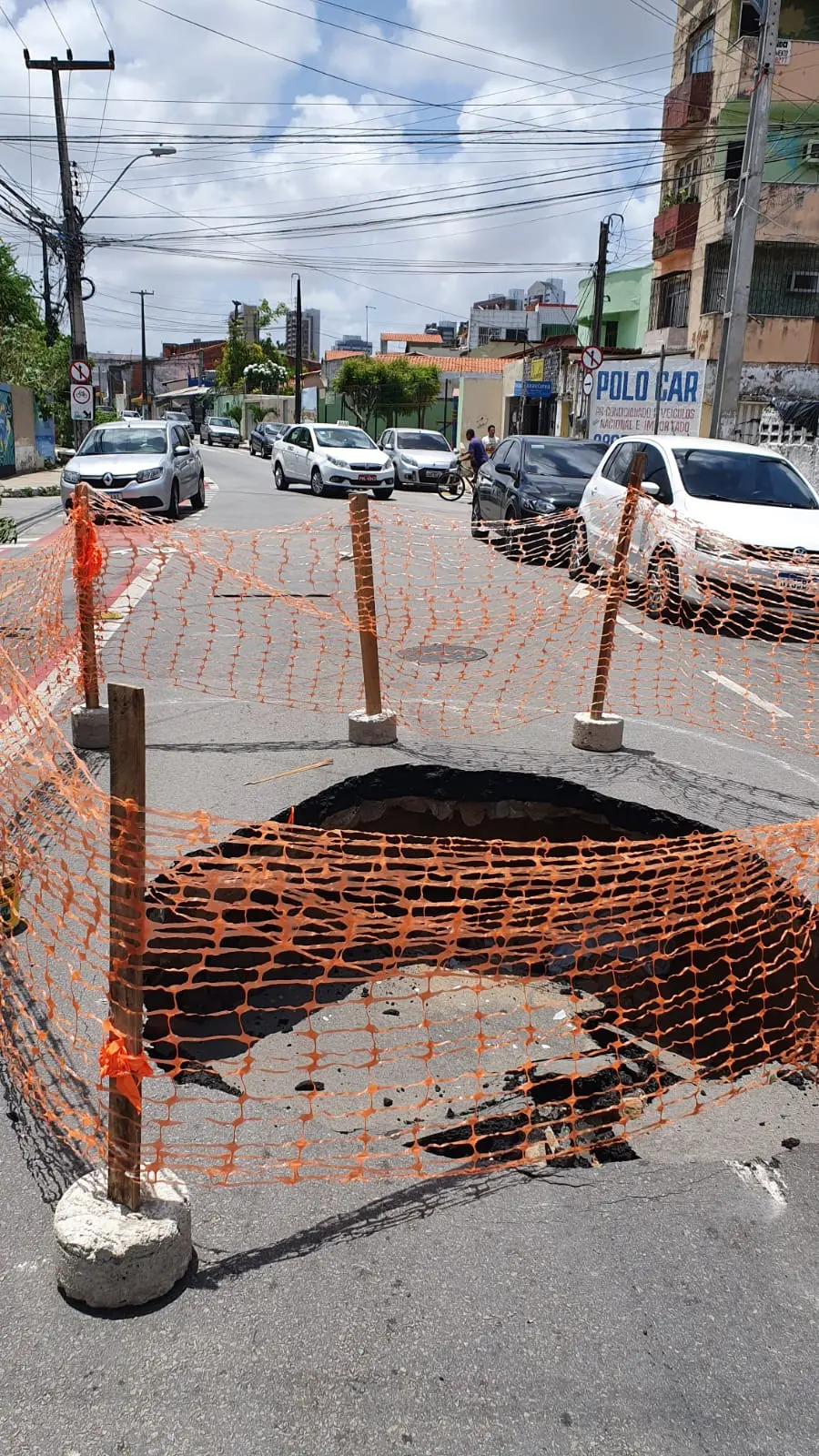 Moradores da região informaram que o buraco se formou na tarde da última sexta-feira (25)