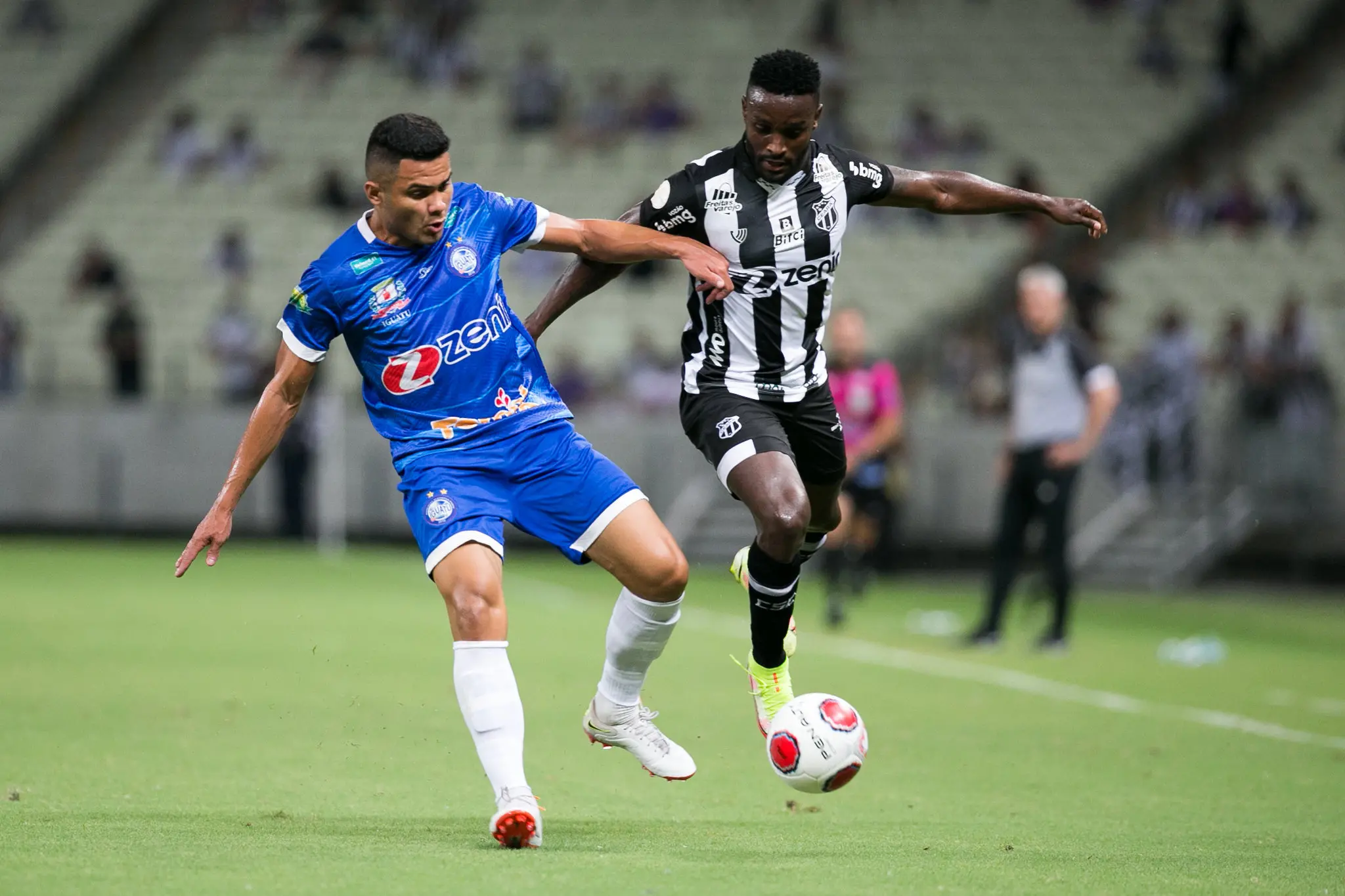 Mendoza disputa bola com jogador do Iguatu