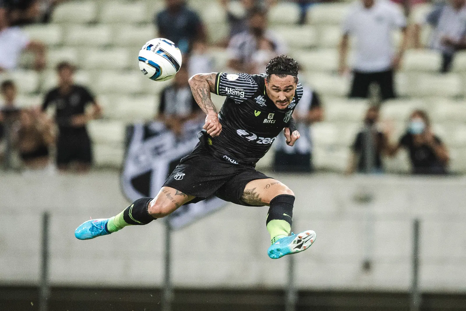 Vina finaliza bola em jogo do Ceará