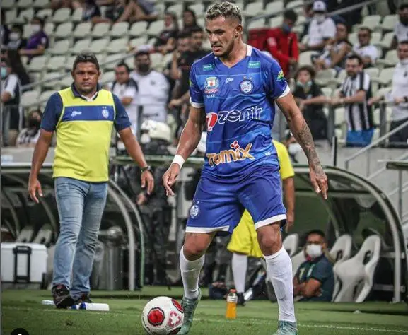 Washington Luiz observa Romário em jogo contra o Ceará