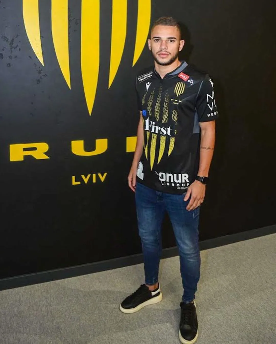 O atleta se mudou para a cidade ucraniana de Lviv em janeiro, onde atuava pelo Rukh Lviv