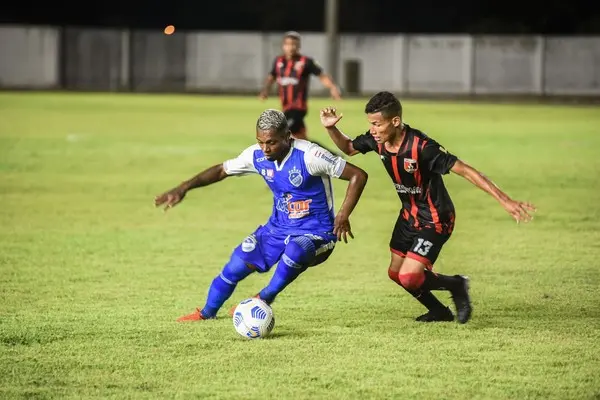 Atleta do São Raimundo-RR protege bola em amistoso