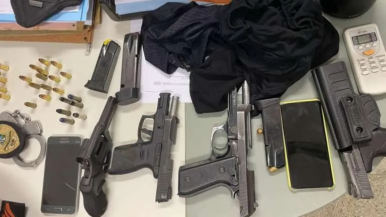 Na operação, foram apreendidas quatro armas, sendo três pistolas e um revólver, além de munições, balaclavas e o veículo utilizado no crime