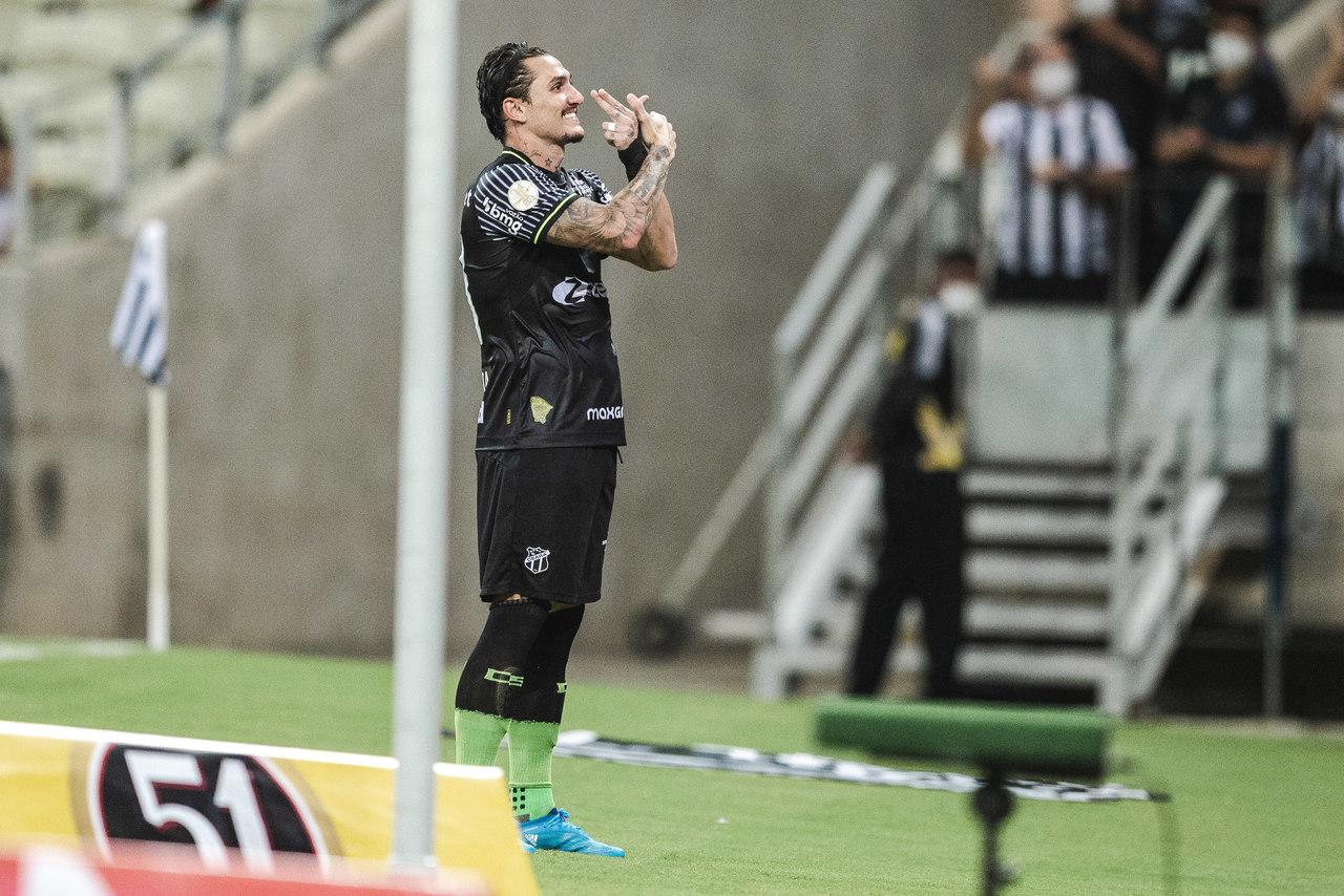 Vina comemora gol com a torcida do Ceará