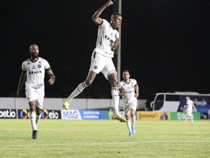 Cléber salta em comemoração de gol pelo Ceará