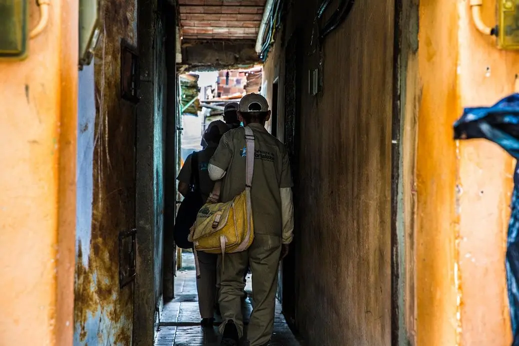 Agente de endemias de Fortaleza andando por bairro da cidade