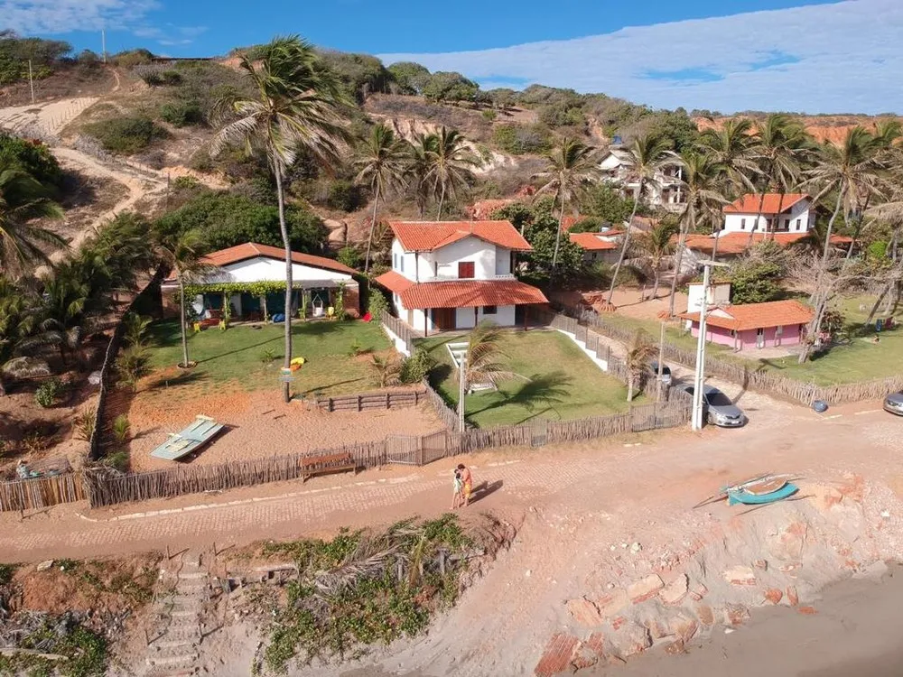 Imagem da orla da Praia da Peroba antes de a estrada de terra ser destruída pela ressaca do mar