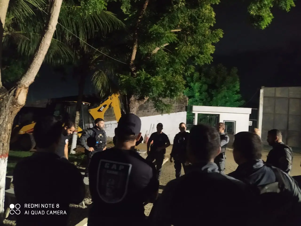 Várias equipes de policiais penais, inclusive o Grupo de Apoio Penitenciário (GAP), foram acionadas e cercaram o matagal, em busca do fugitivo