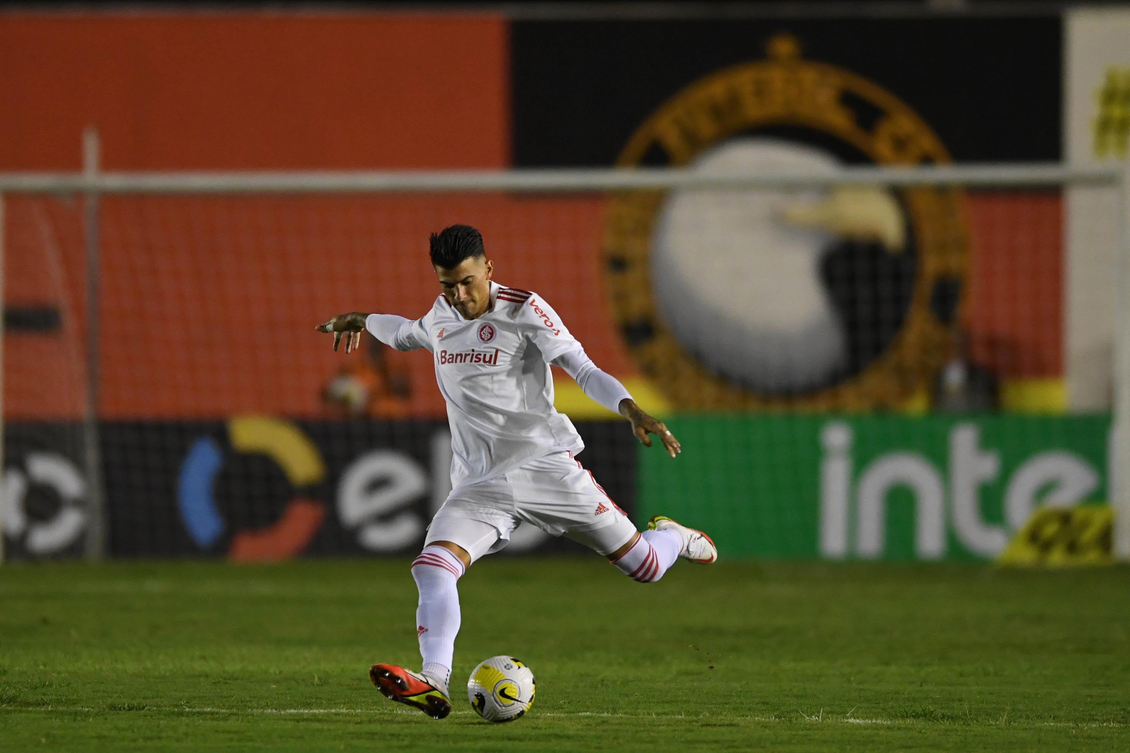 Atleta do Internacional em posição de finalização durante partida