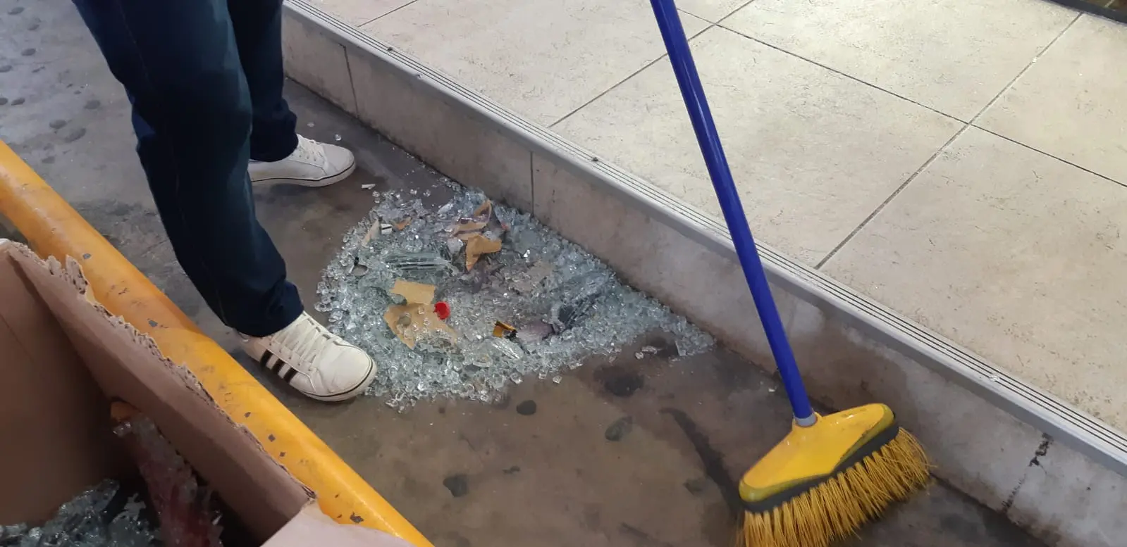 Cacos de vidro de janela quebrada em posto de combustíveis após tiroteio em Fortaleza