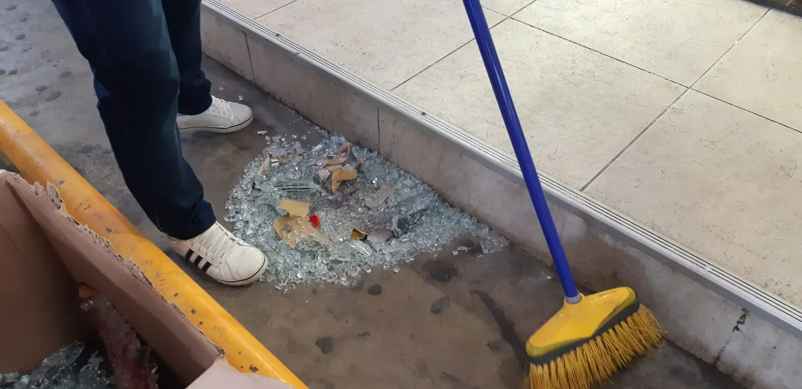 A estrutura do estabelecimento comercial foi danificada pelos disparos