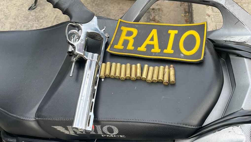 Um revolver e munições em uma moto