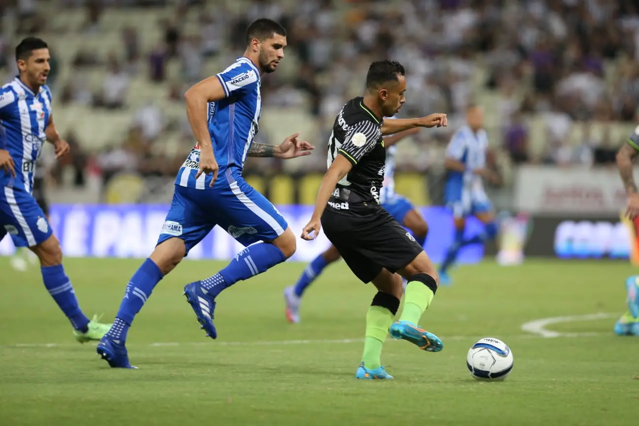 Lima com a bola é observado por jogador do CSA