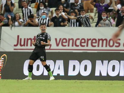 Victor Luís comemora gol marcado pelo Ceará